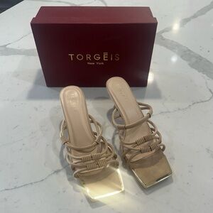 Torgeis NY Medinilla Beige Strappy Kitten Heels Gold Toe Size 9 With Box